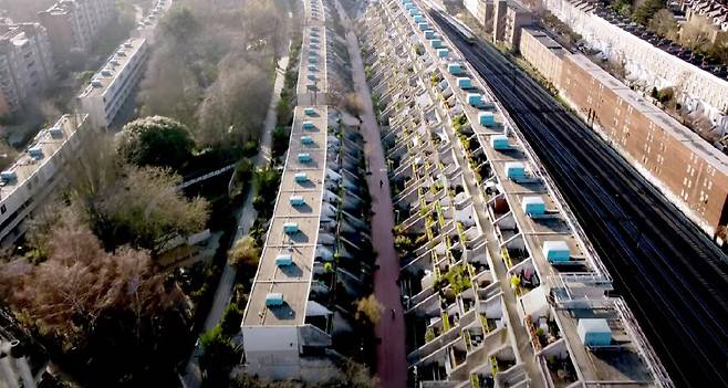 영국 런던에 있는 알렉산드라 앤 아인스워스 에스테이트. 대표적인 브루탈리즘 양식의 집합 주택이다. 영화 '킹스맨: 시크릿 에이전트'에서 주인공의 불우한 가정 환경을 보여주는 장면에 등장했다. [AC 드론 유튜브채널]