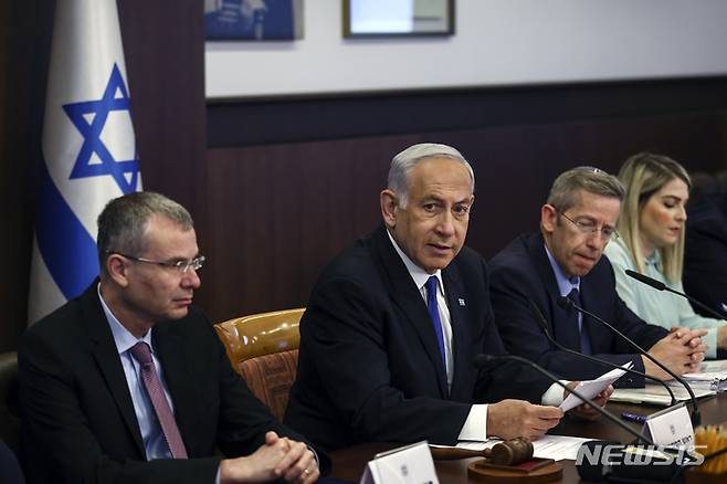 [AP/뉴시스] 이스라엘의 네타냐후 총리가 4일 일요일 정기 주간각료회의에서 말하고 있다. 2023. 06. 04.