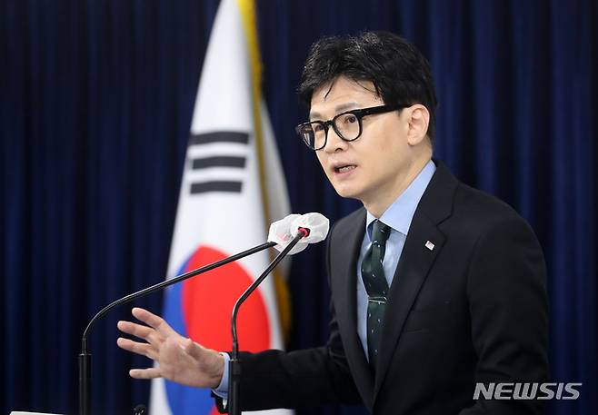 [서울=뉴시스] 배훈식 기자 = 한동훈 법무부 장관이 지난달 30일 오전 서울 종로구 정부청사에서 외국인 계절근로제도 개선방안 브리핑을 하고 있다. 2023.05.30. dahora83@newsis.com