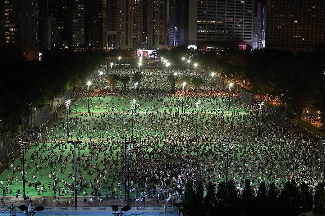 지난 2020년 6월 4일 홍콩 빅토리아 파크 톈안먼 시위 추모 촛불 집회 당시 모습. 연합뉴스