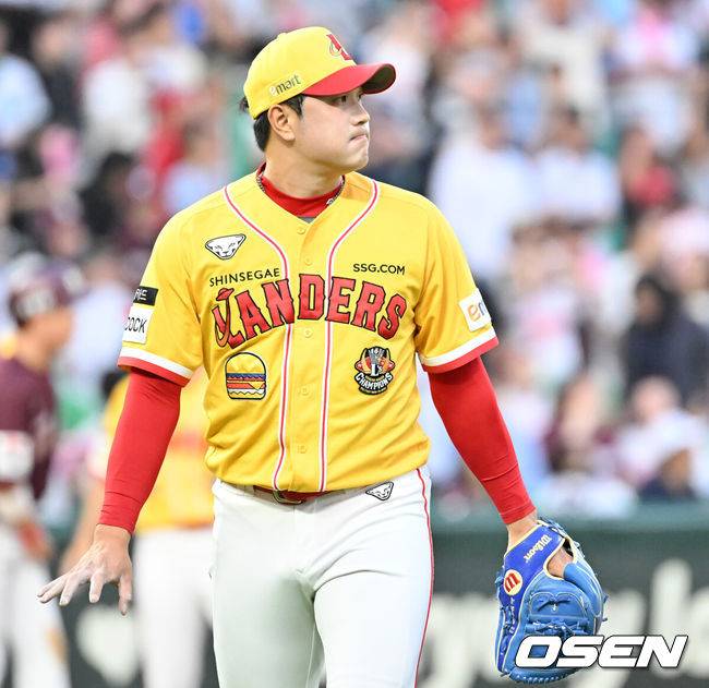 [OSEN=인천, 민경훈 기자] 3일 오후 인천 SSG 랜더스 필드에서 2023 신한은행 SOL KBO리그 SSG 랜더스와 키움 히어로즈의 경기가 열렸다.9회초를 마친 SSG 서진용이 덕아웃으로 향하고 있다. 2023.06.03 /rumi@osen.co.kr