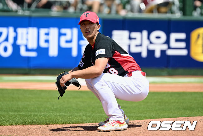 [OSEN=부산, 이석우 기자]KIA 타이거즈 선발 투수 이의리가 1회말 무사 1루 롯데 자이언츠 황성빈의 2루 도루 때 신범수의 송구를 위해 마운드에 앉아 주자를 바라보고 있다. 2023.06.04 / foto0307@osen.co.kr