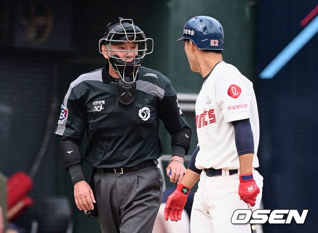 [OSEN=부산, 이석우 기자] 4일 부산 사직구장에서 2023 신한은행 SOL KBO리그 롯데 자이언츠와 KIA 타이거즈의 경기가 열렸다. 롯데 자이언츠 노진혁이 4회말 2사 1,3루 득점 찬스에서 삼진 나웃 당하고 김병주 주심에게 볼판정에 대해 얘기하고 있다. 2023.06.04 / foto0307@osen.co.kr