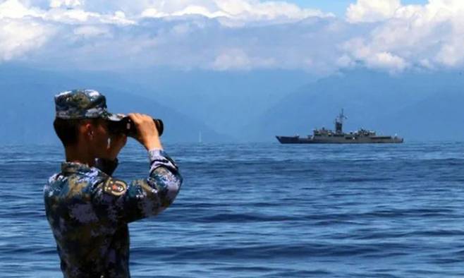 지난 2022년 8월 낸시 펠로시 당시 미국 하원의장의 대만 방문에 반발해 무력시위를 벌인 중국이 대만 영해까지 자국 군함이 진입했다고 주장하며 공개한 사진. 대만은 사진 속 사물의 비율이 맞지 않고 합성 흔적도 있어 조작됐다고 반박했다.