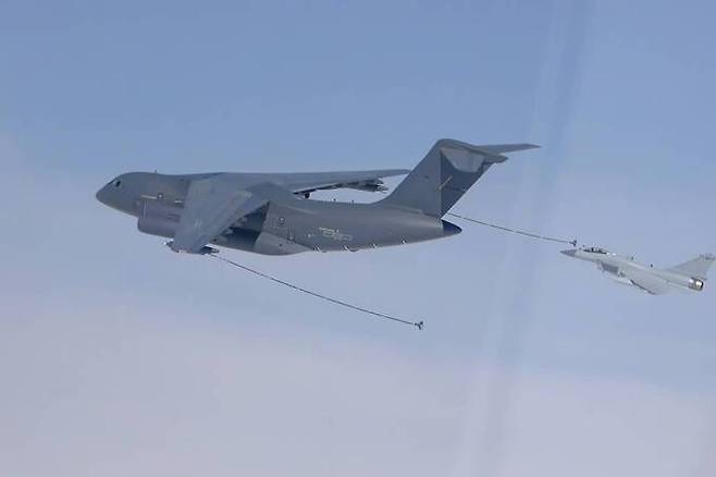 최근 대한해협 훈련에서 중국 전투기가 급유를 하고 있다. 신화통신 제공