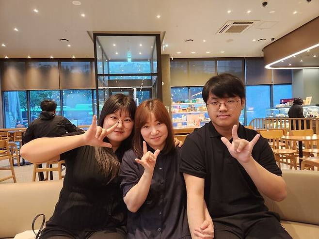 농인 통역사 김옥미씨가 딸 이다빈(왼쪽·20)씨, 아들 이승헌(19)씨와 함께&nbsp;‘I love you’라는 뜻의 수어를 하고 있다. 김나현 기자