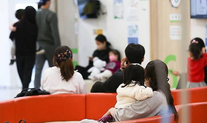 서울의 한 동네 소아청소년과 병원에서 환아와 보호자들이 진료를 기다리고 있는 모습. 연합뉴스
