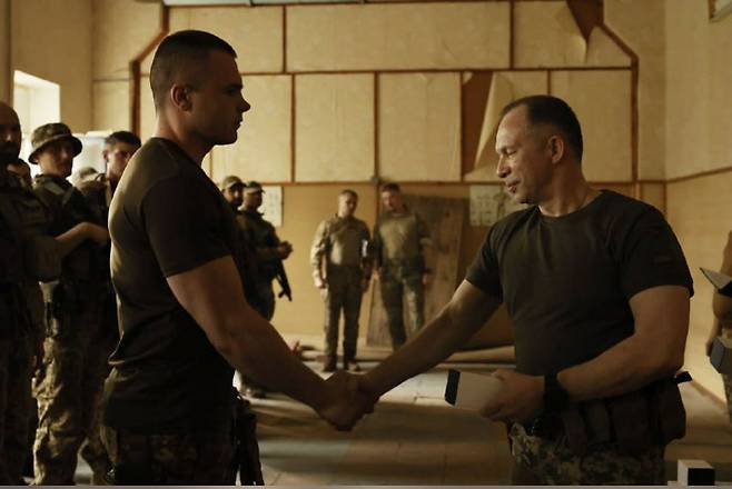 올렉산드르 시르스키 우크라이나 지상군 사령관이 3일(현지시간) 우크라이나 동부 격전지 바흐무트 전선의 우크라이나군 부대를 방문하고 군인들과 악수하고 있다. / 사진=올렉산드르 시르스키 텔레그램