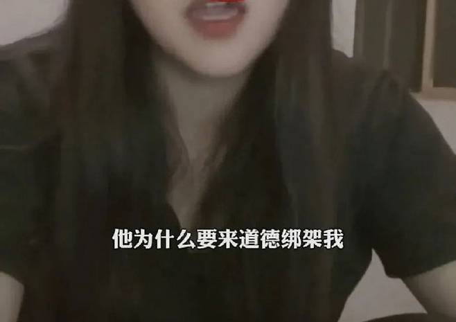 뤄 양이 자신을 향해 비난을 퍼붓는 친부모와의 사건을 SNS에 폭로하는 모습. 출처 웨이보