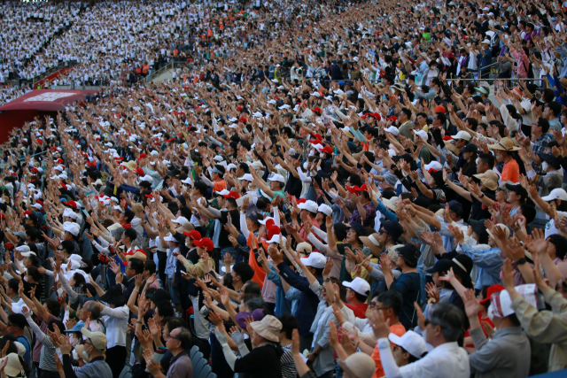 3일 오후 열린 ‘빌리 그레이엄 전도대회 50주년 기념대회’의 참석자들이 박수를 치고 있다. 사진 제공=극동방송