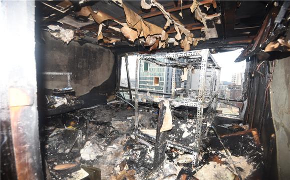 4일 오전 5시2분께 서울 강서구 공항동 13층짜리 오피스텔 8층에서 불이 나 1명이 다치고 주민 56명이 대피하는 소동이 벌어졌다. ⓒ 연합뉴스