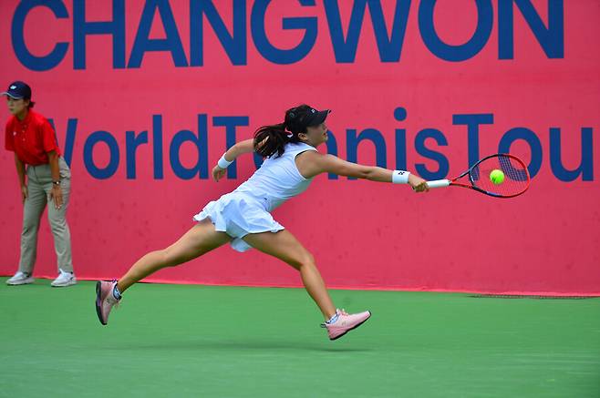 ▲ 박소현이 국제테니스연맹(ITF) 창원 국제여자대회 단식 결승전에서 경기를 펼치고 있다. ⓒ대한테니스협회