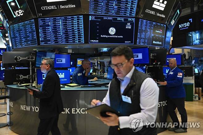 뉴욕 증권거래소에서 업무를 보는 트레이더들. 연합뉴스 자료사진