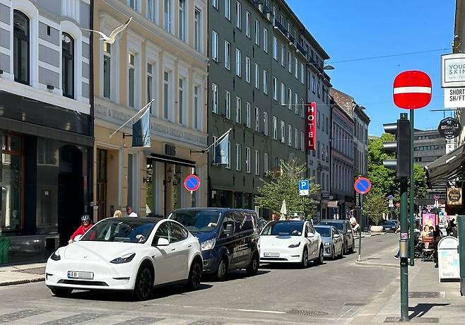 정차 중인 전기차들 (오슬로=연합뉴스) 정빛나 특파원 = 1일(현지시간) 노르웨이 오슬로 시내에 차량이 신호를 기다리고 있다. 오슬로의 전기차 보급률은 이미 30%를 넘어섰다. 2023.6.3 shine@yna.co.kr [재판매 및 DB 금지]