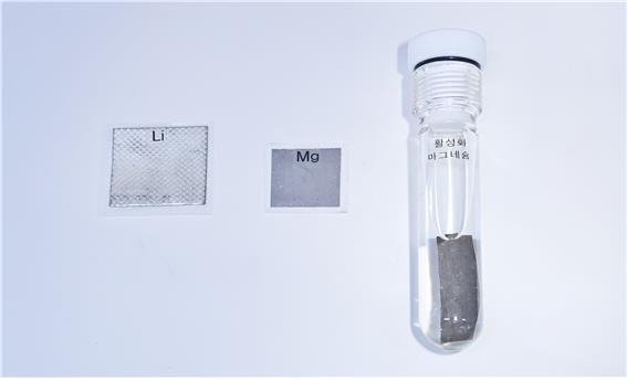 리튬 금속 음극(왼쪽)과 같은 용량의 마그네슘 음극(가운데) [KIST 제공. 재판매 및 DB 금지]