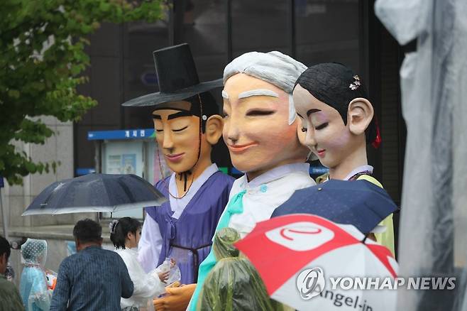 춘천마임축제 개막행사에 등장한 대형 인형 [연합뉴스 자료사진]