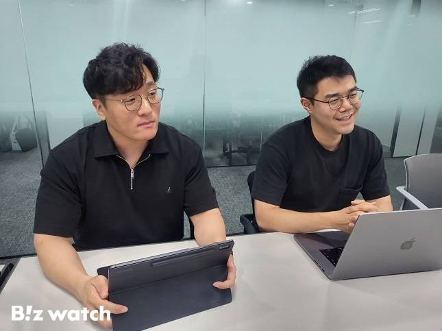 CJ올리브네트웍스의 조영선 연구자(왼쪽)와 진무경 기획자(오른쪽)이 인터뷰를 진행하고 있다. /사진=비즈워치