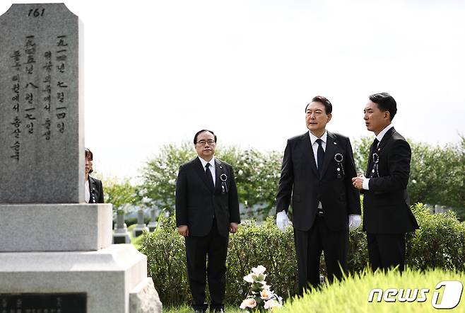 윤석열 대통령이 14일 한국광복군 선열 합동 봉송식에 참석하기 전 서울 동작구 국립서울현충원 독립유공자 묘역을 찾아 故 김천성 지사 묘소 앞에서 박민식 국가보훈처장으로부터 설명을 듣고 있다. (대통령실 제공) 2022.8.14/뉴스1 ⓒ News1 안은나 기자