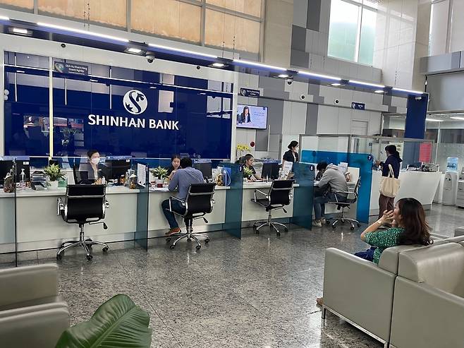 신한베트남은행 한 지점에서 고객들이 업무를 보고 있다. /뉴스1 ⓒ News1 신병남 기자
