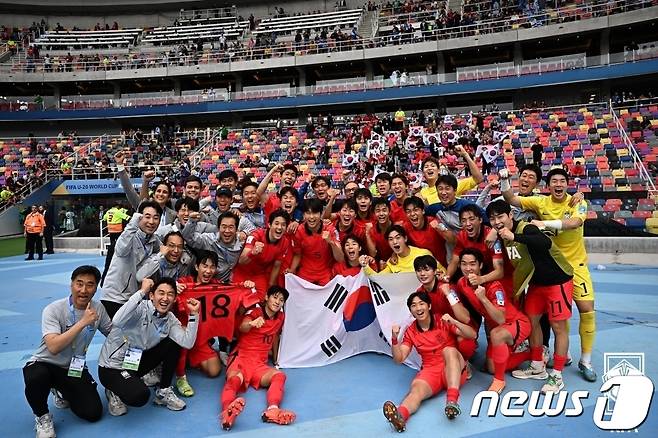 4일(현지시간) 오후 아르헨티나 산티아고 델 에스테로 스타디움에서 열린 2023 국제축구연맹(FIFA) 20세 이하(U-20) 월드컵 8강전 한국과 나이지리아의 경기에서 1:0 승리를 거둔 대한민국 대표팀이 기쁨을 나누고 있다. (대한축구협회 제공) 2023.6.5/뉴스1