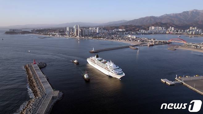 지난 3월 13일 오전 강원 속초항 국제크루즈터미널에 월드크루즈 아마데아호(뉴스1 DB)