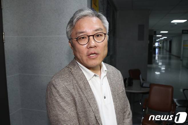 최강욱 더불어민주당 의원이 5일 서울 여의도 국회 의원회관 사무실로 들어가고 있다. 이날 서울경찰청 반부패·공공범죄수사대는 '한동훈 법무부 장관 개인정보 유출' 의혹과 관련해 최강욱 더불어민주당 의원에 대한 압수수색 영장을 집행 했다. 2023.6.5/뉴스1 ⓒ News1 임세영 기자