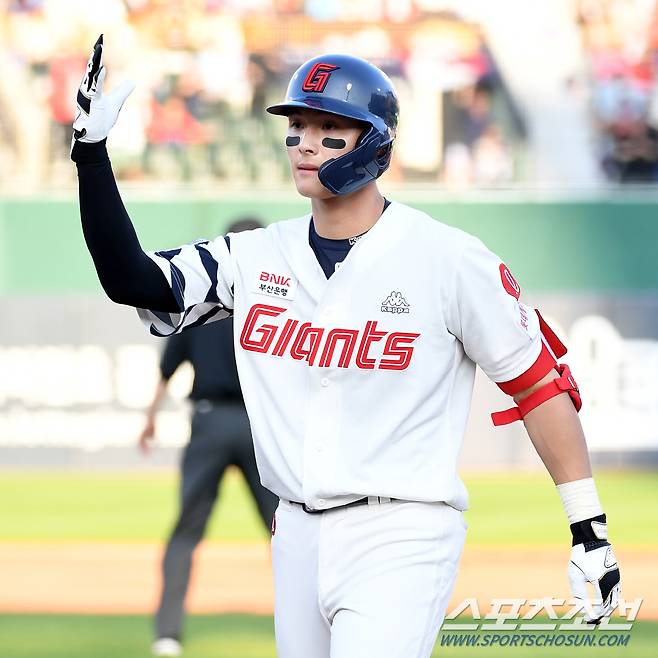 강한 어깨에 타고난 타격 재능을 갖춘 윤동희가 조금씩 잠재력을 터뜨리고 있다.