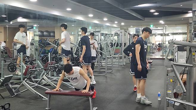 KCC 웨이트훈련장을 이용하고 있는 U-19대표팀 선수들.