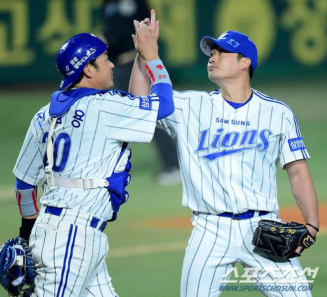 레전드 포수 진갑용과 돌부처 오승환이 경기를 마무리 지은 뒤 세리머니 하는 모습. 대구=정재근 기자