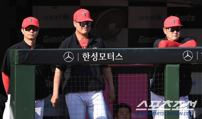 김종국 감독·정명원 투수코치·진갑용 수석 '롯데 투수 진승현의 피칭을 바라보며'