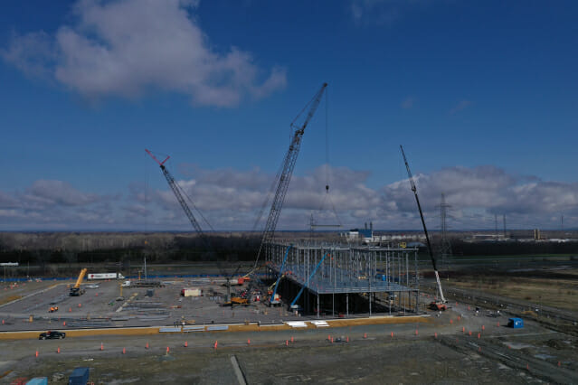 포스코퓨처엠과 GM이 합작해 캐나다 베캉쿠아에 건설하고 있는 연산 3만톤의 얼티엄캠 양극재 공장 건설 모습.
