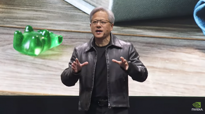 젠슨 황 엔비디아 최고경영자(CEO)가 5월 29일 대만에서 열린 '컴퓨텍스 2023' 기조연설에서 발표하고 있다. / [사진출처=엔비디아 유튜브 채널]