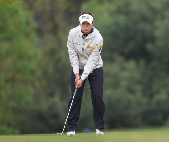 '라이징 스타' 방신실은 "국내 무대에서 인정을 받은 뒤 미국 진출과 세계랭킹 1위에 오르겠다"는 당찬 포부를 밝혔다.