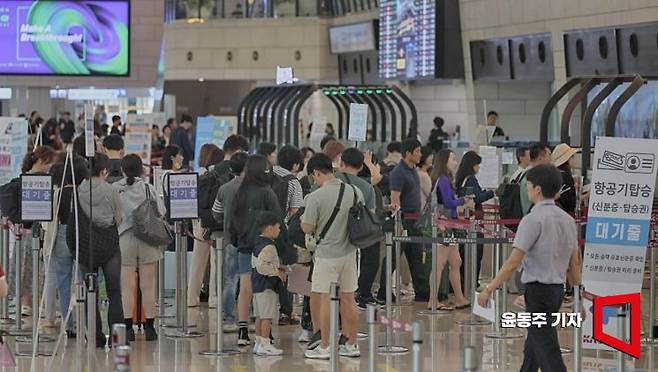 현충일 징검다리 연휴 첫날인 지난 2일 서울 김포공항 국내선 출국장이 여행객으로 붐비고 있다. [사진=윤동주 기자 doso7@]