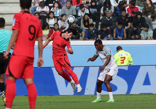 4일(현지시간) 오후 아르헨티나 산티아고 델 에스테로 스타디움에서 열린 2023 국제축구연맹(FIFA) 20세 이하(U-20) 월드컵 8강전 한국과 나이지리아의 전반전 경기에서 최석현이 뜬공을 머리로 받고 있다./연합뉴스