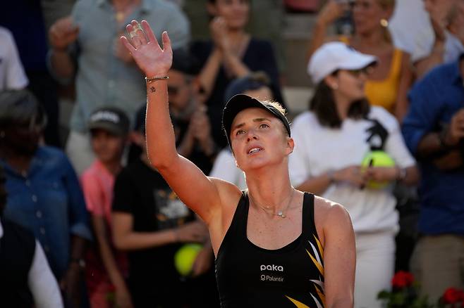 엘리나 스비톨리나가 4일(현지 시각) 프랑스 파리에서 열린 대회 여자 단식 16강전에서 이긴 뒤 기뻐하는 모습. /AP연합뉴스