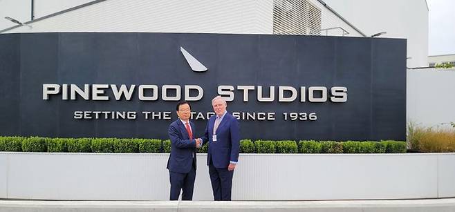 이현재 시장(왼쪽)이 파인우드 스튜디오 현장에서 파인우드 스튜디오 임원과 함께 기념촬영을 하고 있다.ⓒ하남시