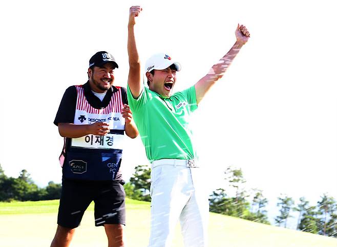 이재경(오른쪽)이 4일 충북 충주시 킹스데일 골프클럽에서 열린 한국프로골프(KPGA) 코리안투어 데상트코리아 매치플레이에서 우승한 뒤 포효하고 있다. 이재경의 시즌 첫 승이자 투어 3번째 우승이다. KPGA 제공