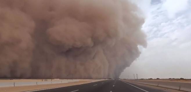 이집트를 강타한 모래폭풍. @AhmedShawkatCBS 트위터 캡처