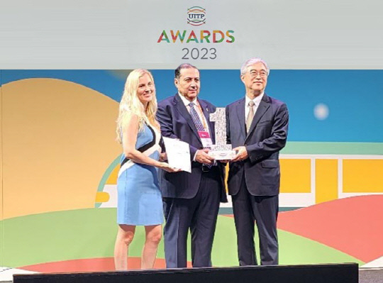 티머니가 4일부터 7일까지 나흘간 스페인 바로셀로나에서 열리는 '2023 세계대중교통협회 총회(UITP Global Public Transport Summit) 어워즈'에서 '신기술 혁신 분야 대상'을 수상했다. 티머니 제공