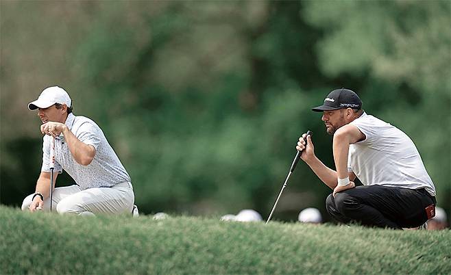 PGA챔피언십 파이널 라운드에서 마이클 블록(오른쪽)이 슈퍼스타 로리 매킬로이와 나란히 4번 그린에서 퍼팅 준비를 하고 있다. 사진 로이터연합