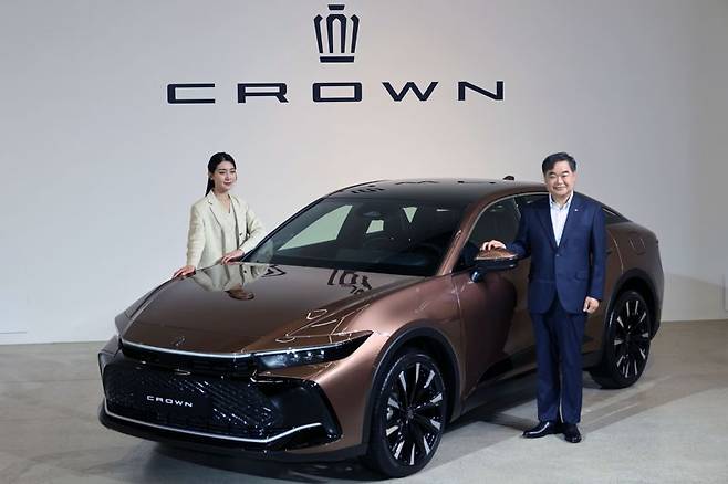 5일 서울 강남구 서울옥션 강남센터에서 콘야마 마나부 한국토요타 사장(오른쪽)이 플래그십 모델인 ‘크라운 2.4리터 듀얼 부스트 하이브리드 모델’을 소개하고 있다. 사진=서동일 기자