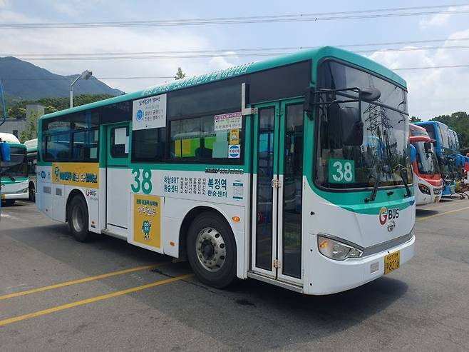 오는 7일부터 원도심과 위례, 감일지구에서 8호선 복정역과 9호선 중앙보훈병원역을 연계하는 증차되는 시내버스 38번. 하남시 제공