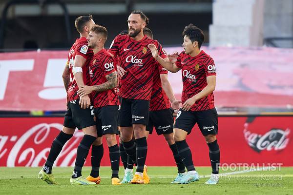 이강인과 세리머니 하는 마요르카 선수들. 게티이미지코리아