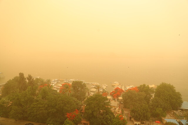 1일(현지시각) 모래폭풍이 이집트 카이로와 나일강을 에워싸고 있다. 신화 연합뉴스