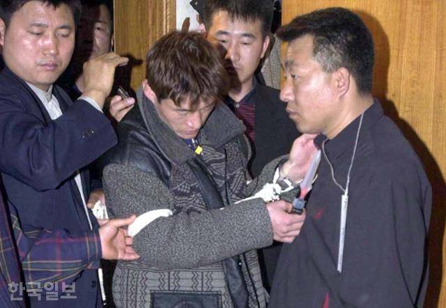 연쇄 살인 용의자 정두영이 2000년 4월 부산 서구 서대신동에서 실시된 현장검증에서 범행을 재현하고 있다. 한국일보 자료사진