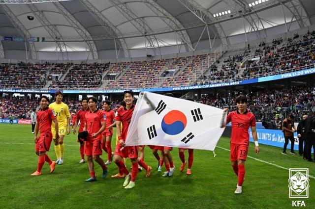 한국 20세 이하(U-20) 축구 대표팀이 5일 아르헨티나 산티아고 델 에스테로 스타디움에서 열린 2023 아르헨티나 U-20 월드컵 8강전에서 나이지리아에 1-0 승리를 거둔 뒤 태극기를 들고 그라운드를 돌고 있다. 대한축구협회 제공
