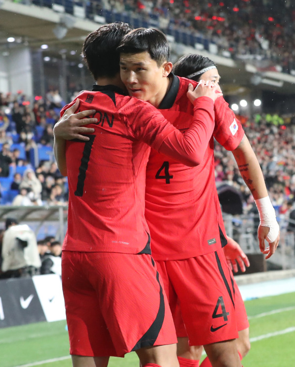 지난 3월 24일 울산 문수축구경기장에서 열린 콜롬비아전에서 손흥민의 선제골을 축하해주고 있는 김민재. 울산=정시종 기자