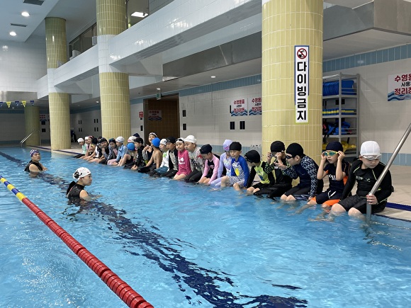 경기도 양평군 평생학습센터 수영장에서 초등학생 대상 생존 수영 강습이 진행되고 있다. [사진=양평군]