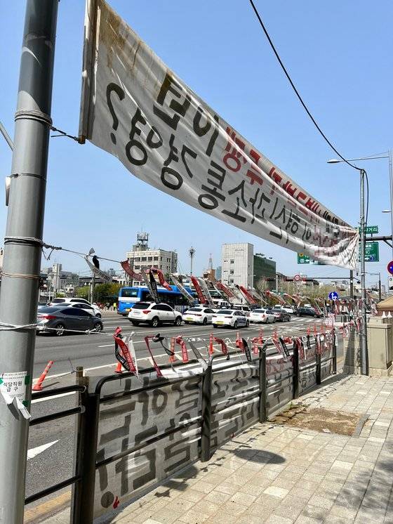 현대자동차그룹 본사 인근에는 장례식장을 방불케 하는 20여 개의 만장.